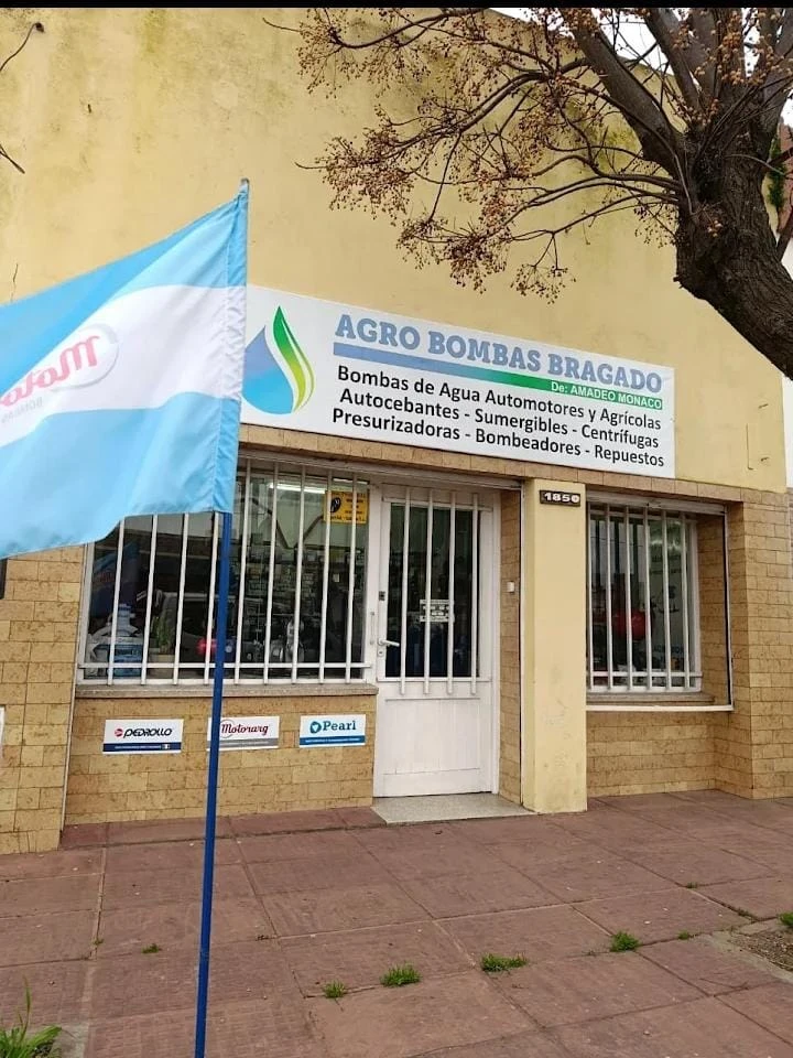 Técnico realizando mantenimiento de una bomba de agua industrial