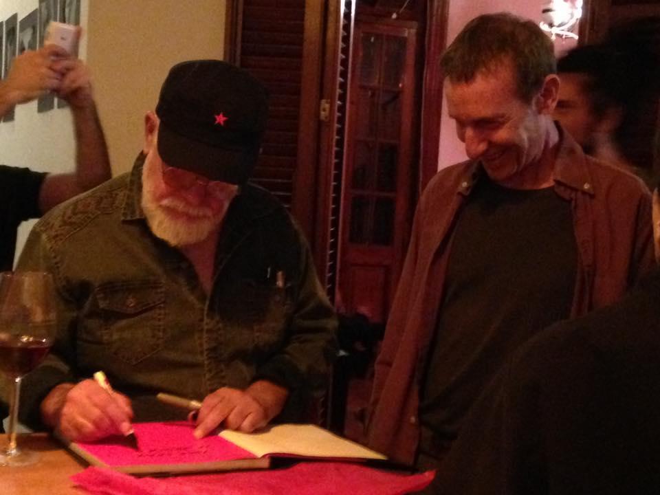 Firmando para Skay el libro De Regreso a Oktubre