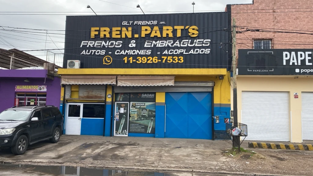Personal especializado en repuestos automotrices
