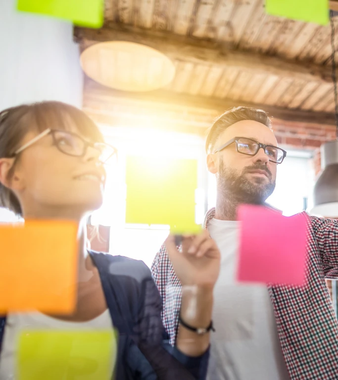 Personas trabajando con ideas y notas compartidas