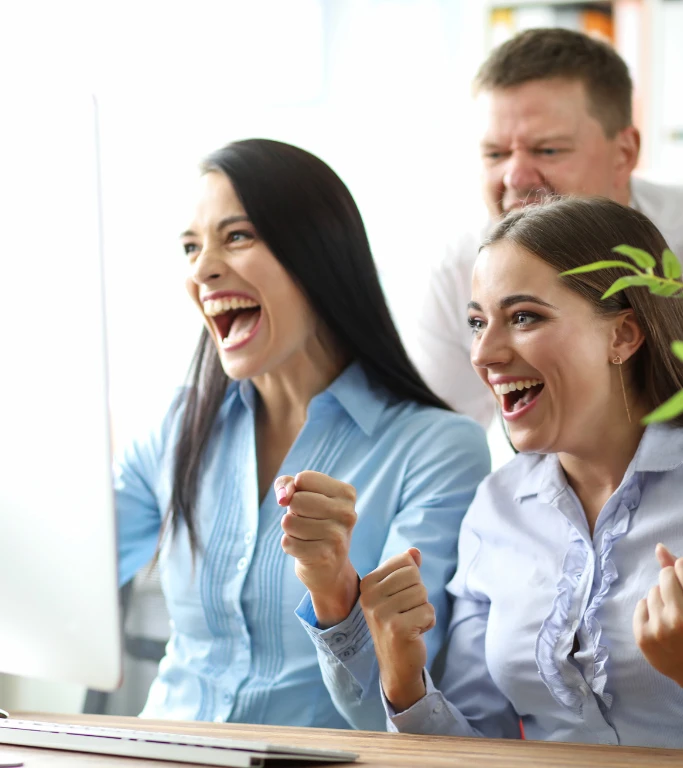 Personas compartiendo un momento de trabajo