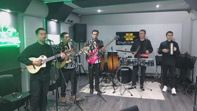 Integrantes de Grupocarranguero en estudio