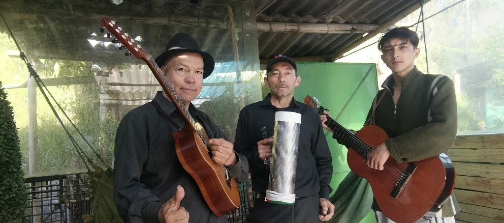 Grupo musical de carranga tocando en vivo