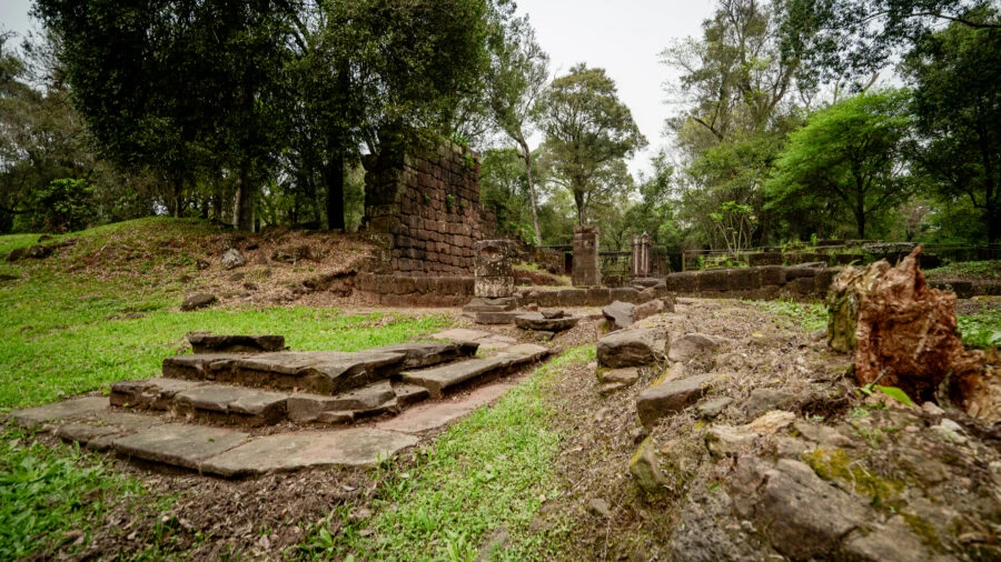 Jardín natural frente a cabañas de diseño