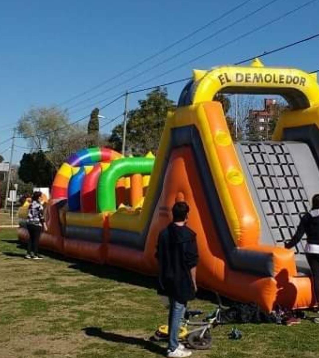 Alquiler de juegos inflables para cumpleaños y festejos en casa Rosario y localidades aledañas.