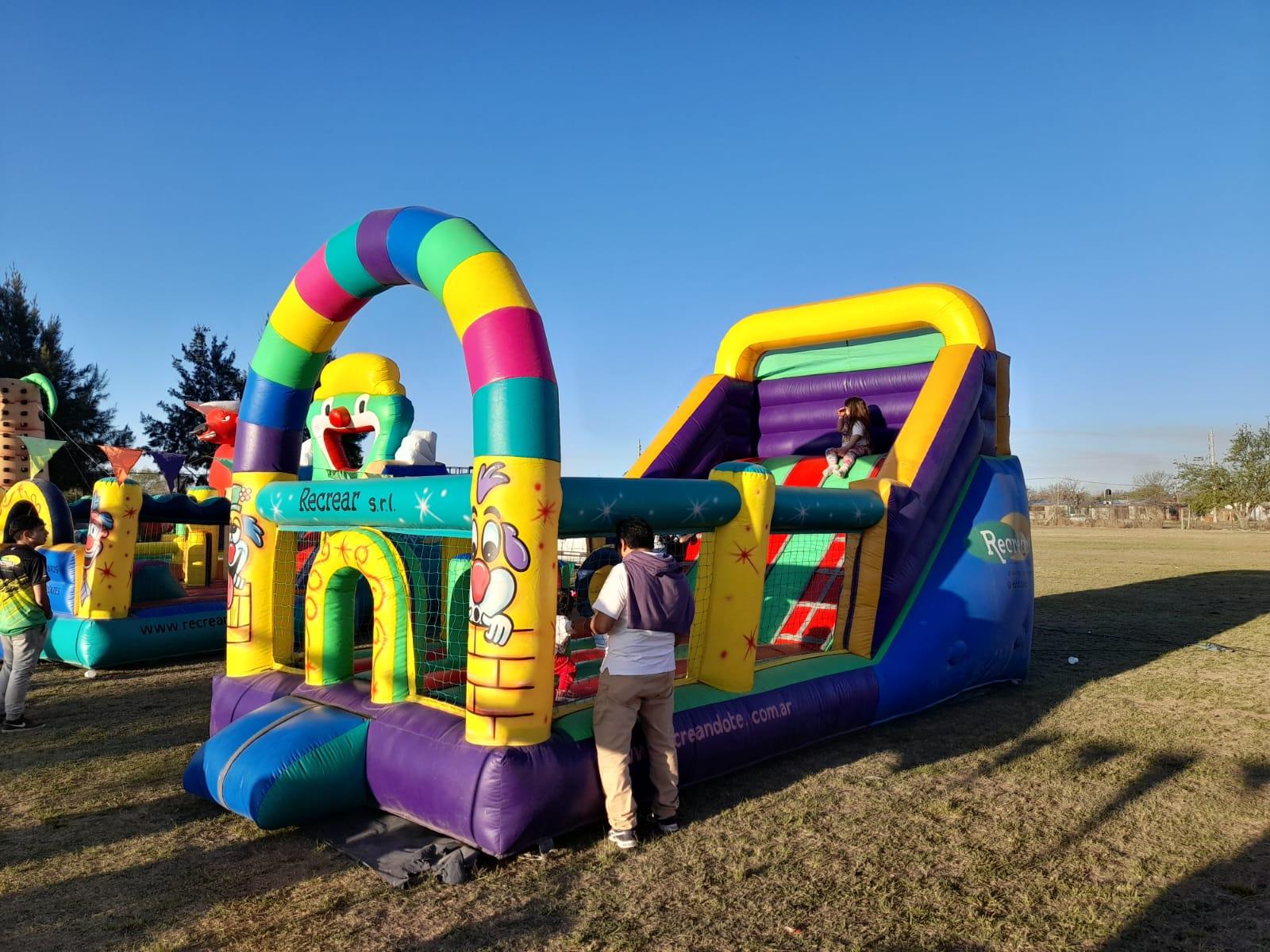 Alquiler de juegos inflables para cumpleaños y festejos en casa Rosario y localidades aledañas.