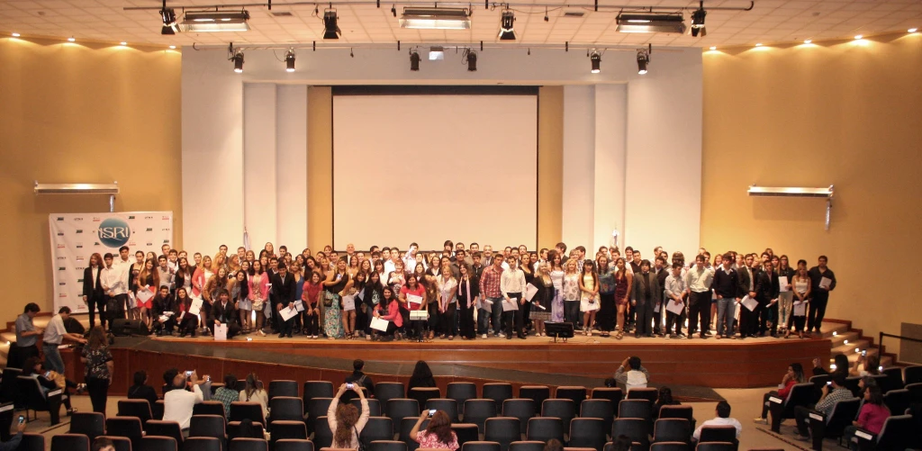 Alumnos y egresados del ISRI reunidos en una entrega de diplomas