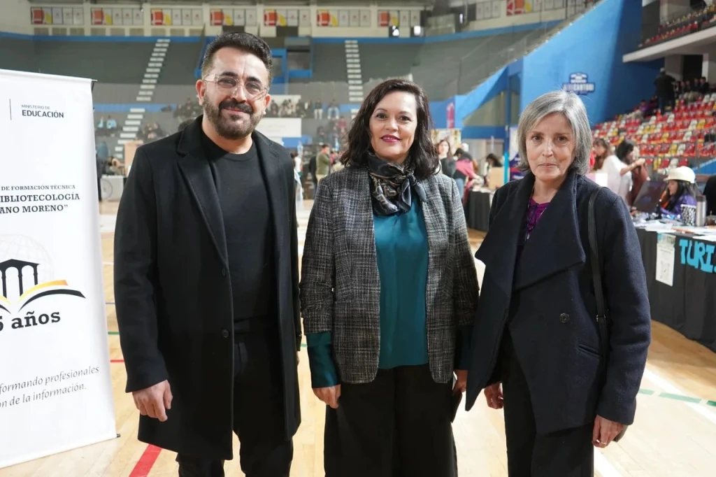 Marcelo Pósleman (CEO del ISRI), la directora académica Silvia Lahoz (derecha) y la supervisora de Educación Privada Ivana Gordillo (centro).