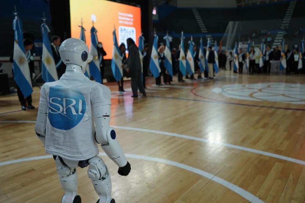 El robot humanoide observa a los abanderados en el momento de la formación.