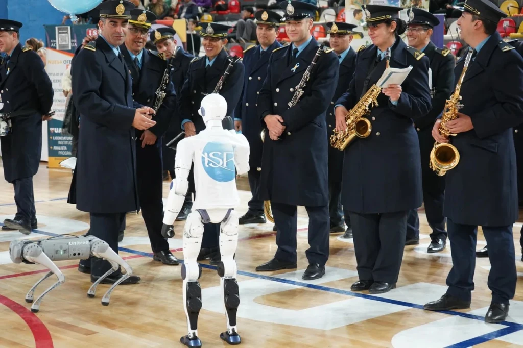 Nuestro robot humanoide interactúa con el director de la Banda de Música de la Policía de San Juan.