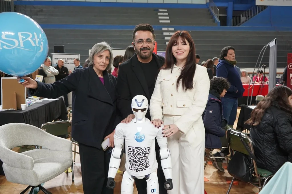 Parte del equipo docente y directivo del ISRI en la Muestra Educativa.