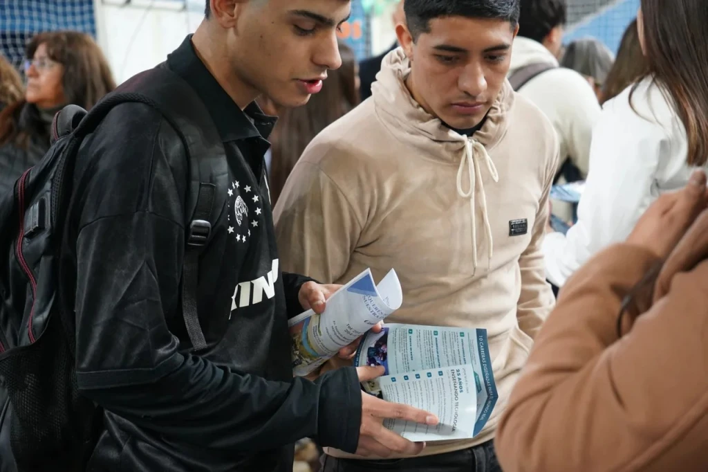 Alumnos consultan el folleto con las carreras del ISRI.