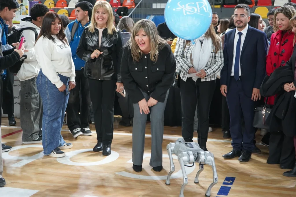 Autoridades del Ministerio de Educación interactúan con nuestros robots Unitree R1 y Go1.