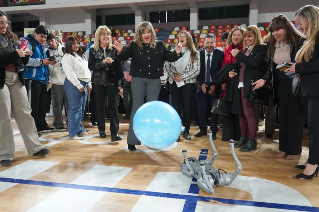 Autoridades del Ministerio de Educación interactúan con nuestros robots Unitree R1 y Go1.