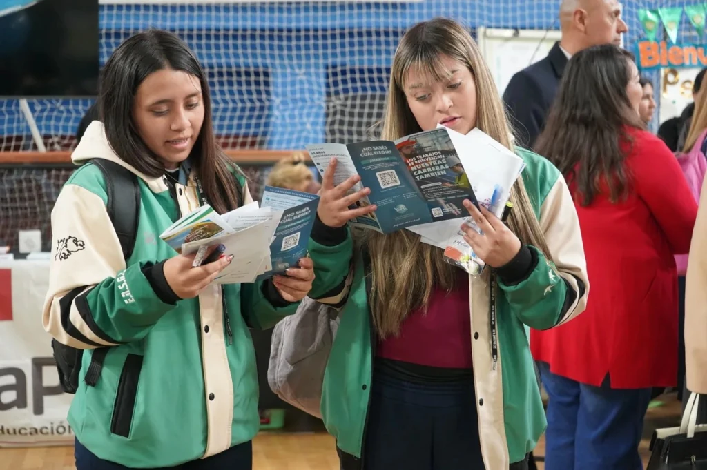 Estudiantes descubriendo las carreras del ISRI