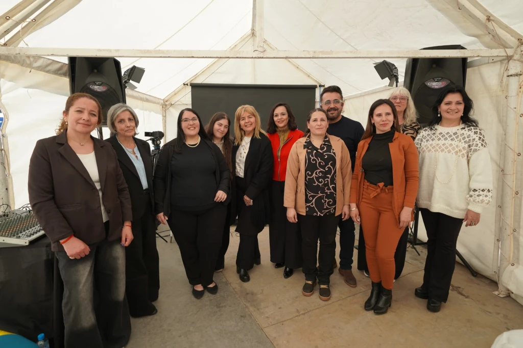 Autoridades ministeriales junto a autoridades y docentes del ISRI al finalizar la segunda jornada.