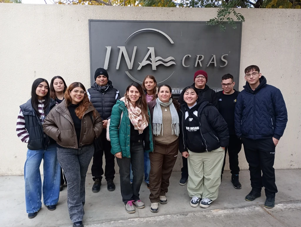 Estudiantes y docente del ISRI frente a INA CRAS