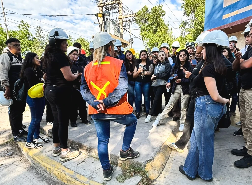 Alumnos de la Tecnicatura en Higiene y Seguridad Laboral realizan su práctica en la obra de remodelación de la avenida Libertador General San Martín.