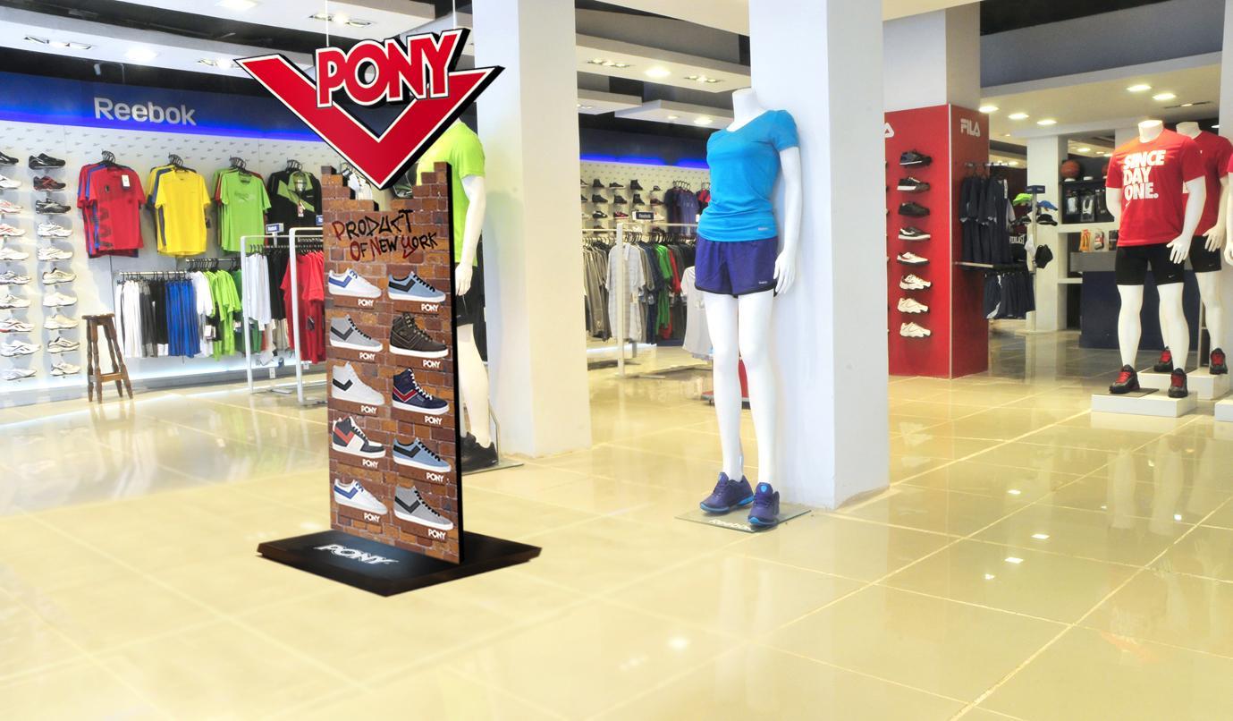 branding showroom - Exhibidores y vidriera PONY