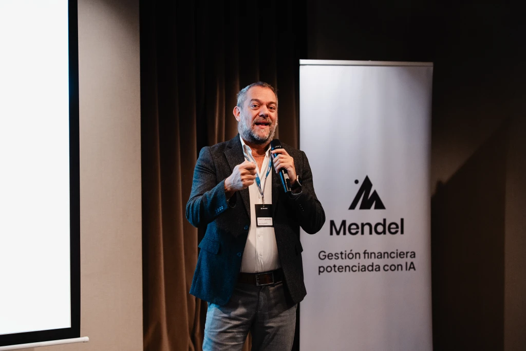 Fotógrafo profesional capturando un evento corporativo con equipo de alta gama
